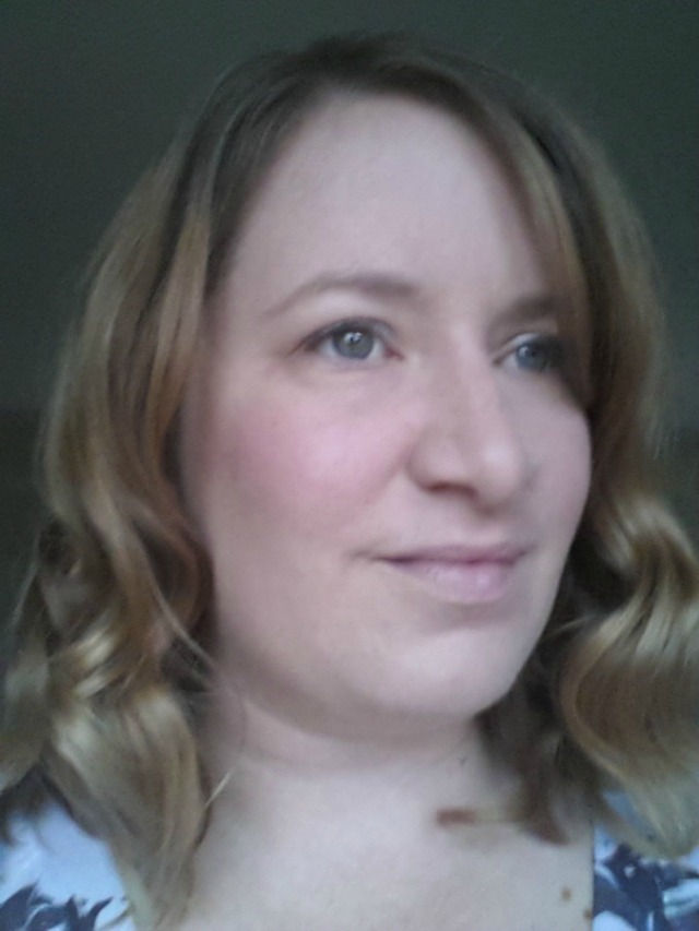 Review: Rimmel Wake me up instant radiance shimmer make up