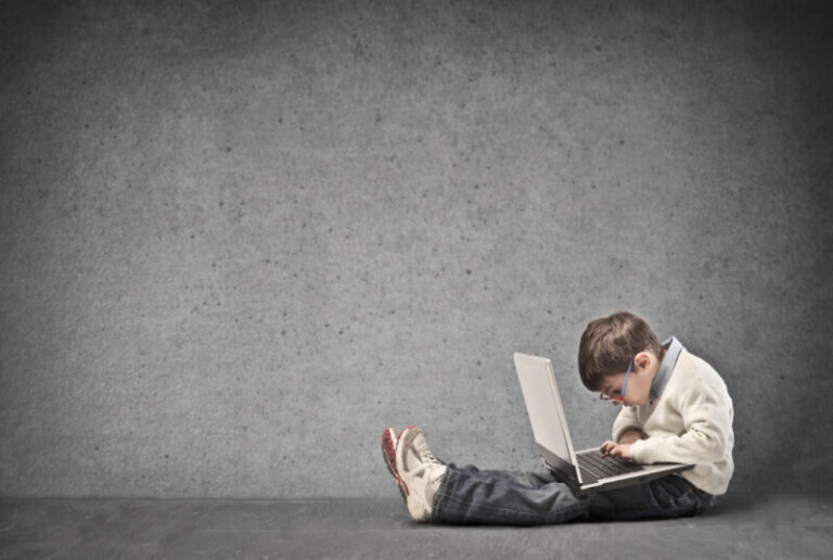 children with laptop