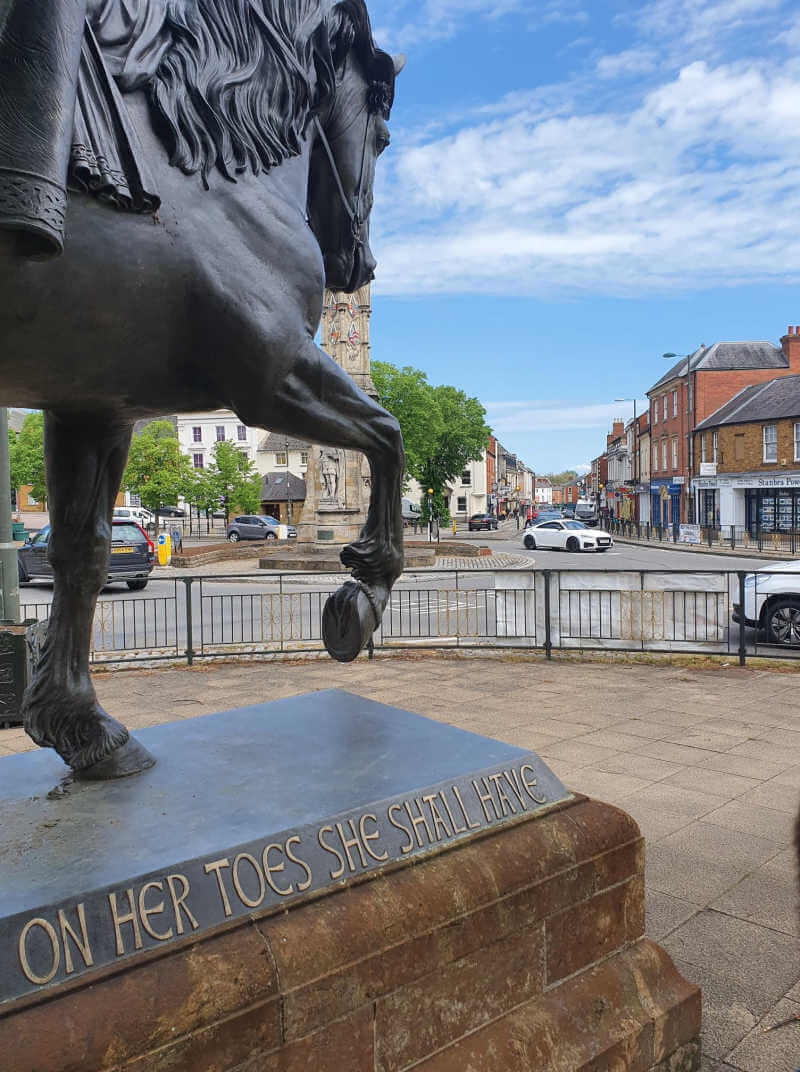 Banbury Cross and fine lady on her horse statue